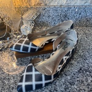 Brash Size 6 1/2 black and white flats